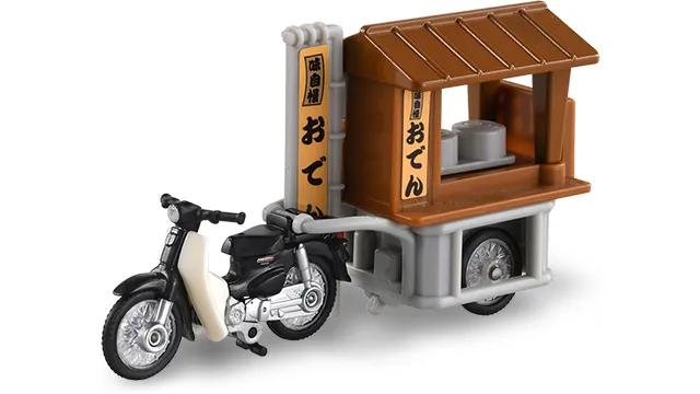 No.135 Honda Super Cub 與拖車攤位官方商品照，黑色 Super Cub 拉著木造屋頂的關東煮攤車，招牌寫「味自慢 おでん」