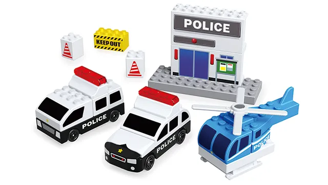 Tomica・Plarail 積木巡邏隊組官方商品照，兩台警車、警用直升機、警局與路障零件