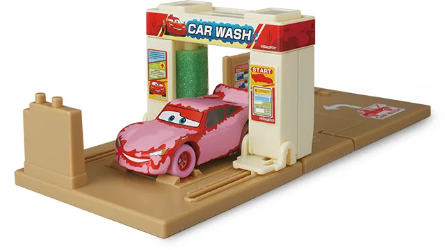Cars Tomica 洗車場官方商品照,洗車機與沾滿泡沫的閃電麥坤