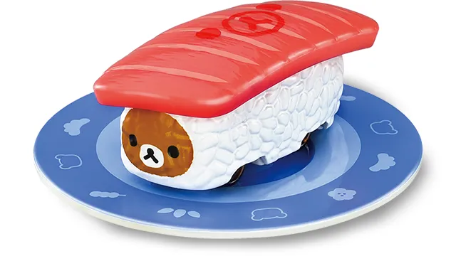 寿司トミカ 拉拉熊官方商品照，鮪魚握壽司造型，白色米飯車身配紅色魚片，車頭是拉拉熊的臉，附藍色壽司盤