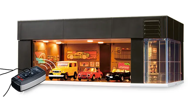 tomica GARAGE Smart PREMIUM BLACK 標準版官方商品照，黑色車庫內亮著暖色燈光，附車鑰匙造型遙控器