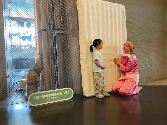 《故事接攏來啊》活動照：排練室裡的親子與紙幕