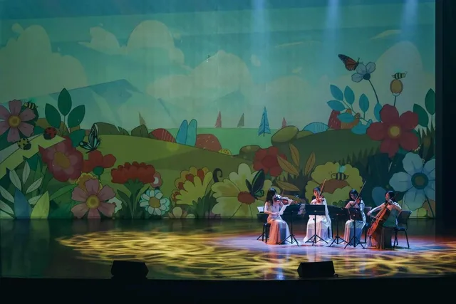 《甜蜜的小步舞曲》演出照：花草投影前的弦樂四重奏