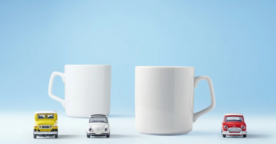 TOMICA OWNER'S CLUB 官方形象圖：兩個白色馬克杯與三台小車並排，像圍著桌子聚會
