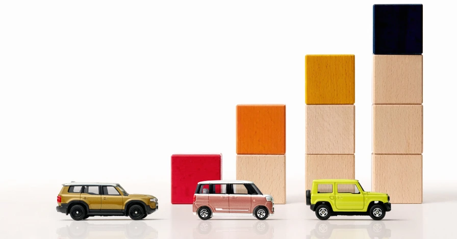 TOMICA OWNER'S CLUB 官方形象圖：三台小車停在越疊越高的積木長條圖旁