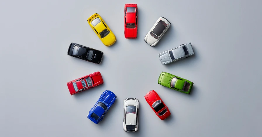 TOMICA OWNER'S CLUB 官方形象圖：十台不同顏色的小車在桌面圍成一個圓圈