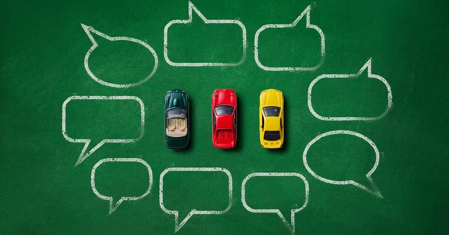 TOMICA OWNER'S CLUB 官方形象圖：綠色黑板上三台小車被粉筆畫的對話泡泡圍繞